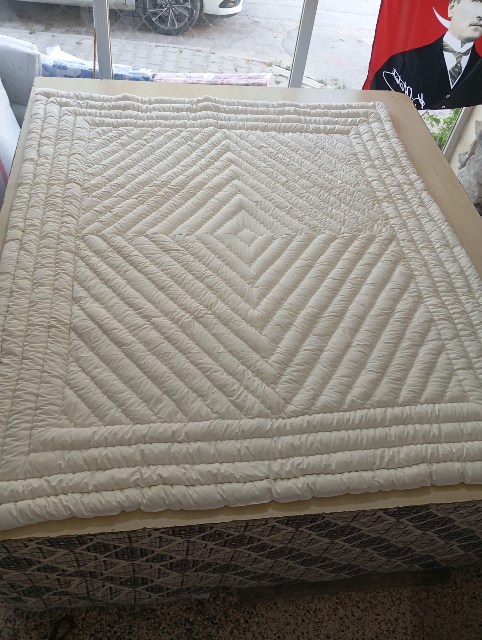 Elmas Desenli Beyaz Yatak