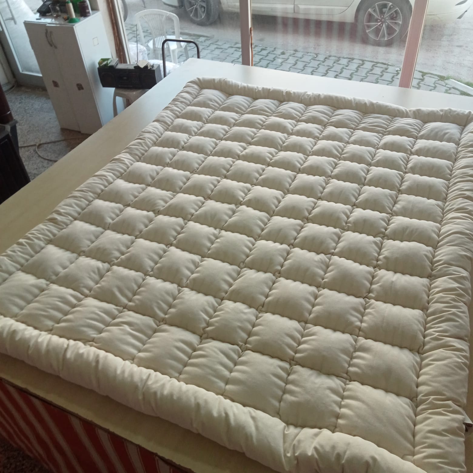 Beyaz Kapitoneli Yatak